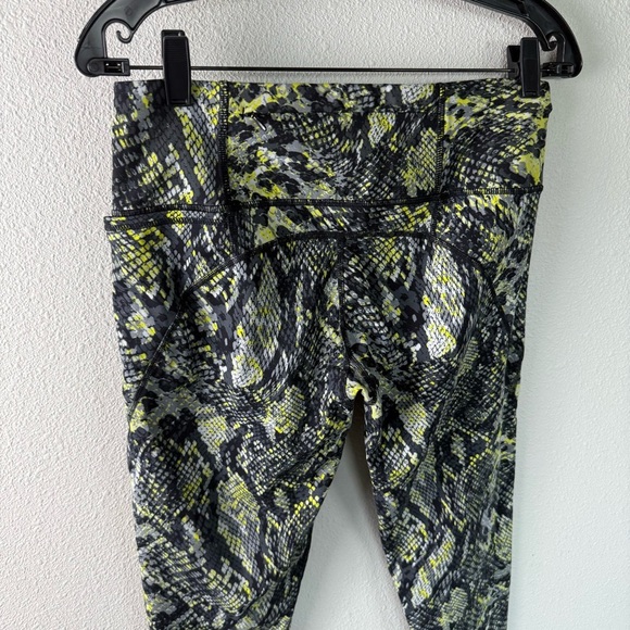 NWOT Sweaty Betty Citrus Yellow Snake Print 7/8 Length Power Legging Medium - Picture 9 of 13
